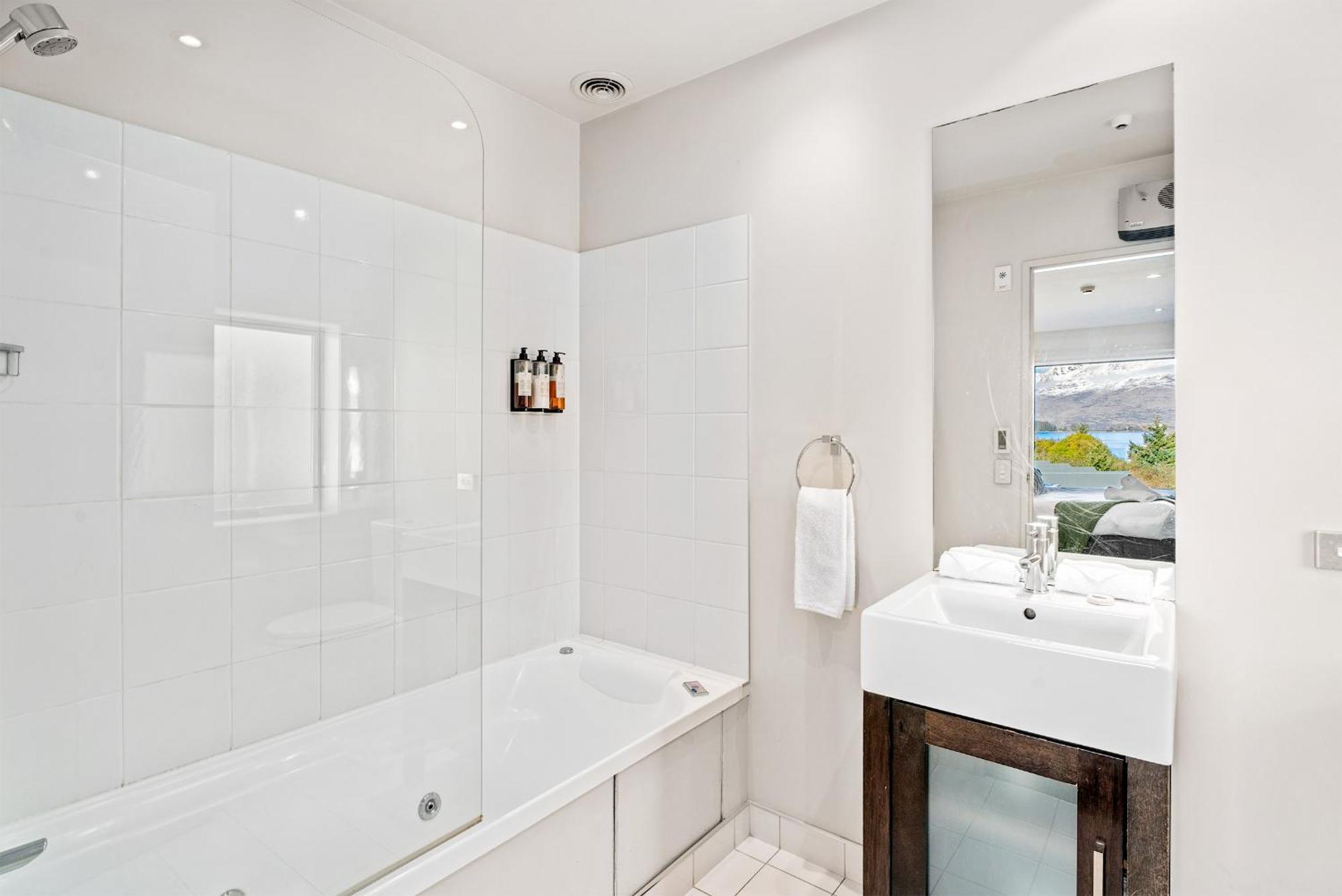 Lakefront Living - 4 Bedrm Apartment Alpine Vilage Квинстаун Экстерьер фото